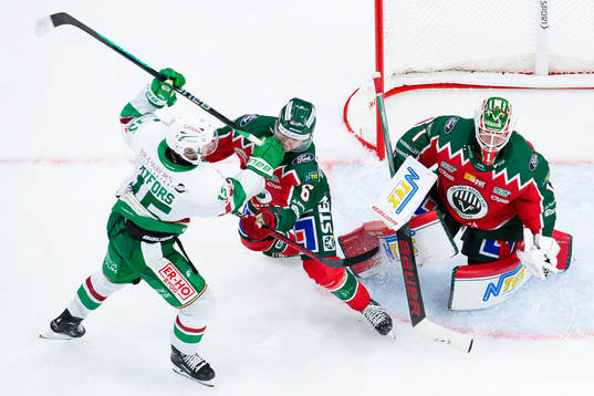 Frölundas Filip Hasa håller undan Rögles Simon Ryfors