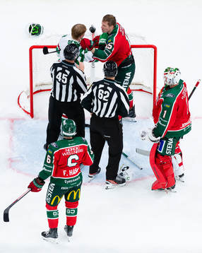 Frölundas Gustav Rydahl och Rögles Anton Bengtsson i fight