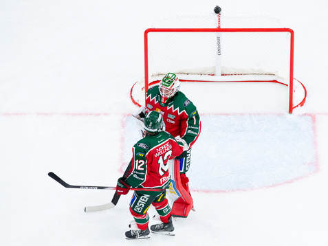 Frölundas målvakt Lars Johansson och Max Friberg jublar