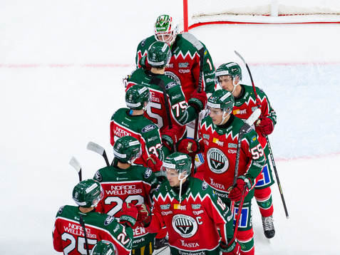 Frölundas målvakt Lars Johansson jublar med lagkamrater