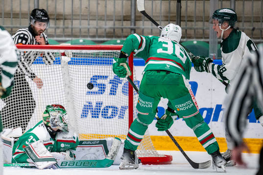 Färjestads Elliot Stählberg gör 0-2