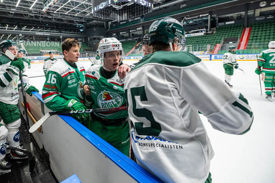 Rögles Ian Scherzer  och Isac Nielsen ikamp med