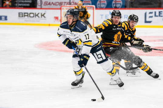 HV71s Isac Brännström och Skellefteås Pär Lindholm