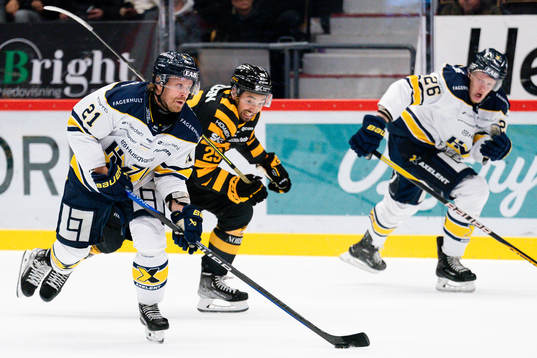 HV71s Mattias Tedenby och Skellefteås Dylan Sikura