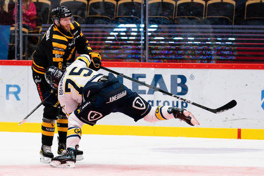 Skellefteås Petter Granberg och HV71s Radan Lenc