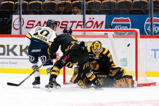 HV71s André Petersson gör 2-1 på Skellefteås målvakt