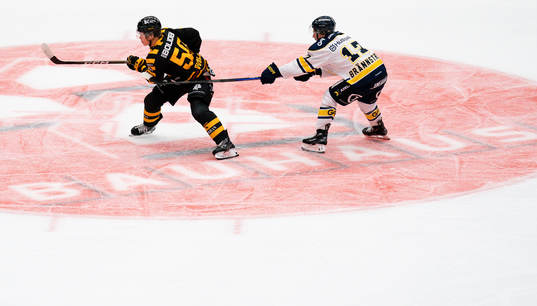 Skellefteås Oskar Vuollet  och HV71s Isac Brännström