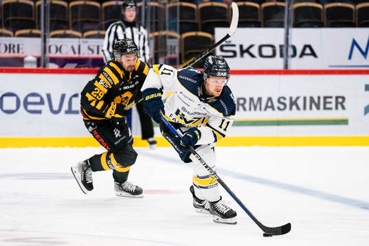 Skellefteås Dylan Sikura och HV71s Simon Önerud