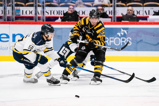 HV71s Fredrik Forsberg och Skellefteås Max Lindholm