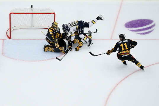 Skellefteås målvakt Gustaf Lindvall och HV71s André