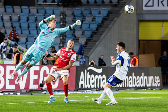 Kalmars målvakt Jakob Kindberg och Rasmus Sjöstedt mot