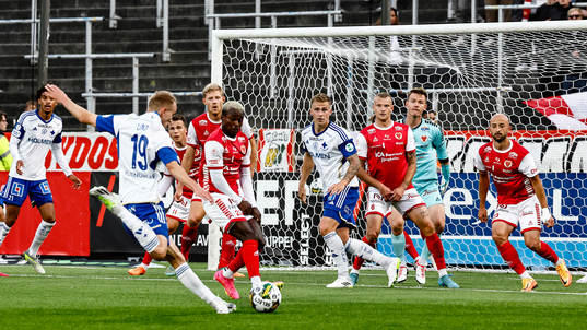Skott av IFK Norrköpings Victor Stange Lind mot Kalmars