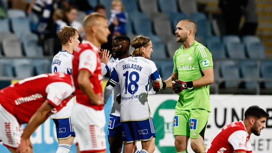 IFK Norrköpings målvakt Oscar Jansson jublar medan