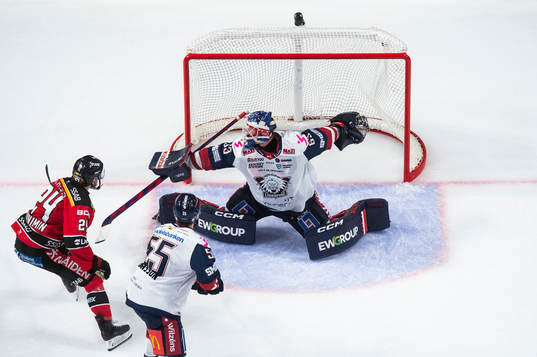 Luleås Brendan Shinnimin sätter 1-1 bakom Linköpings