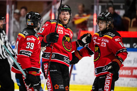Luleås Oscar Eklind jublar med Mario Kempe och Pontus