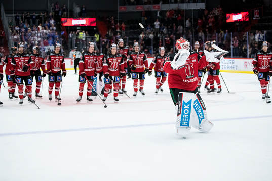 Örebros målvakt Jonas Arntzen jublar med lagkamrater