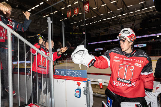 Örebros målvakt Jonas Arntzen jublar