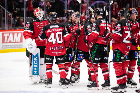 Örebros målvakt Jonas Arntzen jublar med lagkamrater