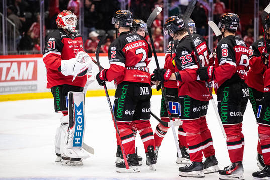 Örebros målvakt Jonas Arntzen jublar med lagkamrater
