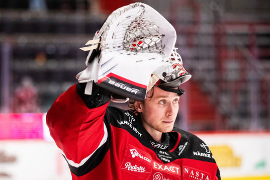 Örebros målvakt Jonas Arntzen jublar