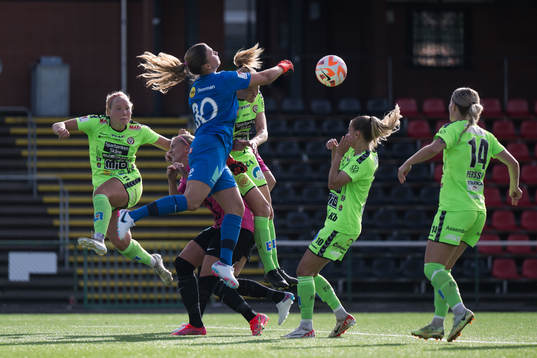 Brommapojkarnas målvakt Anna Aurora Koivunen