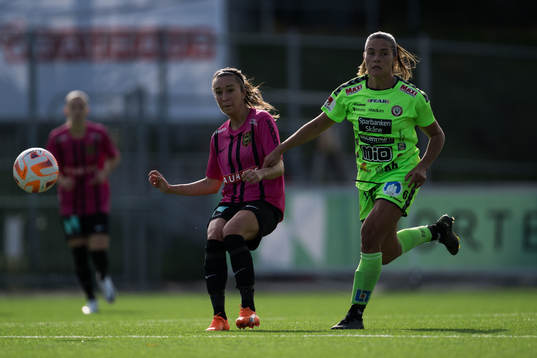 Brommapojkarnas Fanny Hjelm Rönnlund och Kristianstads