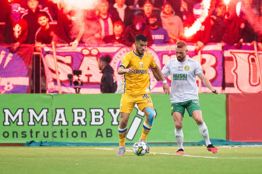 IFK Göteborgs Astrit Selmani och Hammarbys Mads Fenger
