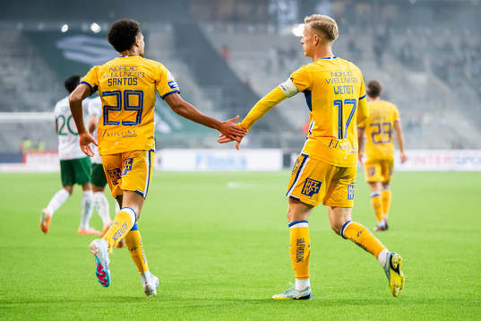 IFK Göteborgs Thomas Santos och Oscar Wendt jublar