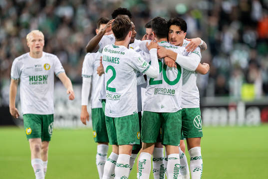 Hammarbys Jusef Erabi jublar med lagkamrater