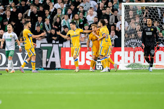 IFK Göteborgs Arbnor Mucolli jublar med lagkamrater