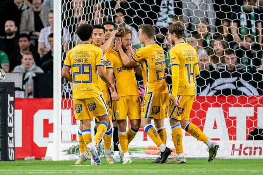 IFK Göteborgs Arbnor Mucolli jublar med lagkamrater