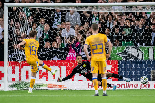 Hammarbys målvakt Oliver Dovin och IFK Göteborgs Arbnor