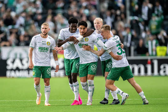 Hammarbys Jusef Erabi jublar med lagkamrater