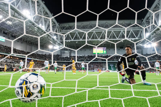 Hammarbys målvakt Oliver Dovin deppar