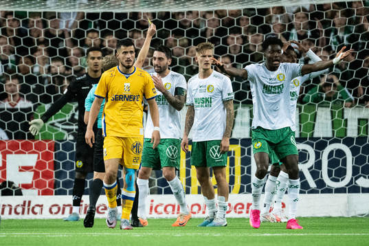 Hammarbys Fredrik Hammar tilldelas gult kort av Domare