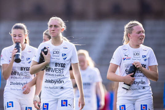 Kalmars Maja Landin och Nova Karlsson deppar