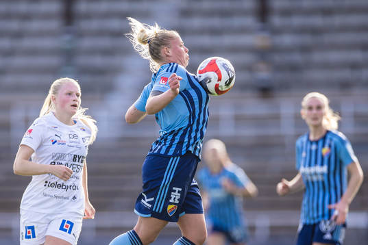 Djurgårdens Therese Åsland och Kalmars Fanny Nilsson