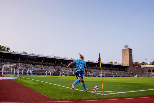 Djurgårdens Therese Åsland med en hörna