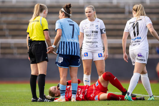 Kalmars målvakt Laura Frederikke Worsøe Nielsen har ont