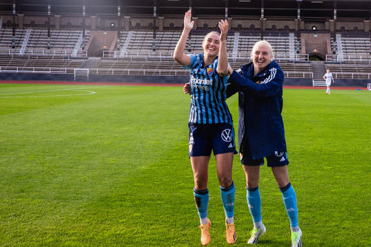 Djurgårdens Lova Lundin och Stinalisa Johansson jublar