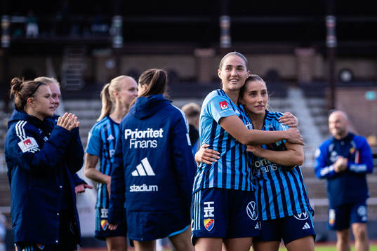 Djurgårdens Lova Lundin och Tilde Lindwall jublar