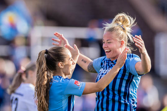 Djurgårdens Tilde Lindwall och Therese Åsland jublar