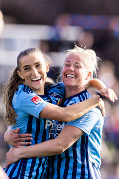 Djurgårdens Tilde Lindwall och Therese Åsland jublar