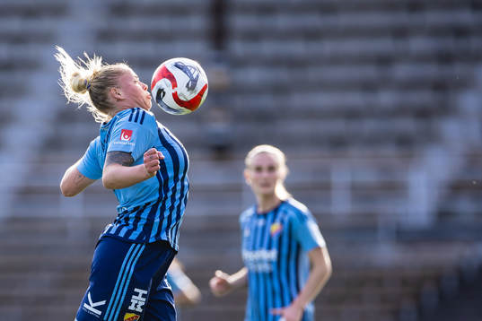 uDjurgårdens Therese Åsland nder fotbollsmatchen i