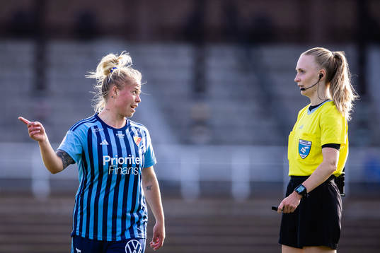 Djurgårdens Therese Åsland i diskussion med domare Sofie