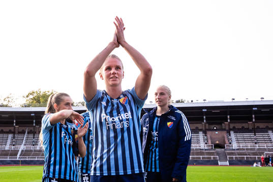 Djurgårdens Nellie Lilja applåderar publiken