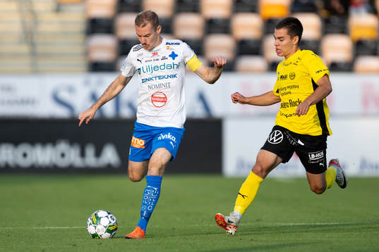 Värnamos Freddy Winsth och Mjällbys Leo Walta