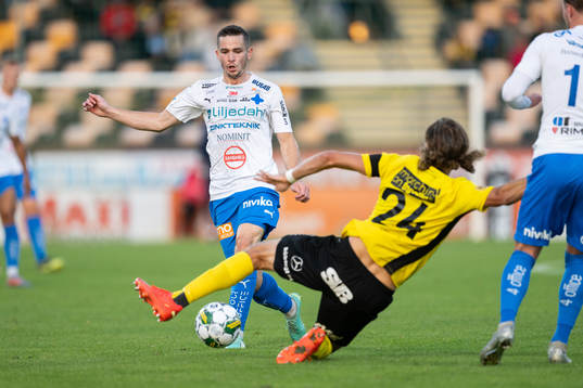 Värnamos Oscar Johansson och Mjällbys Tom Pettersson