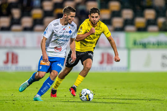 Värnamos Oscar Johansson och Mjällbys Gudmundur Baldvin