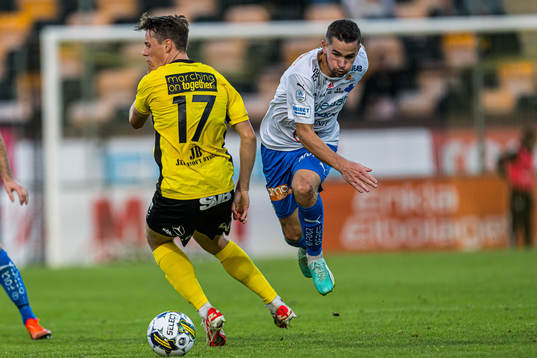 Värnamos Oscar Johansson och Mjällbys Elliot Stroud